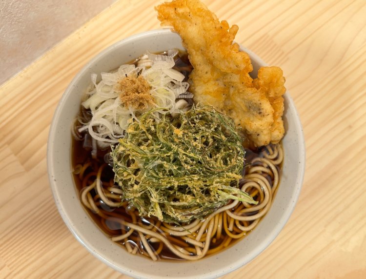 かけそば350円におかひじき天130円と鶏天210円。デフォルトでかつお粉がかけられる。