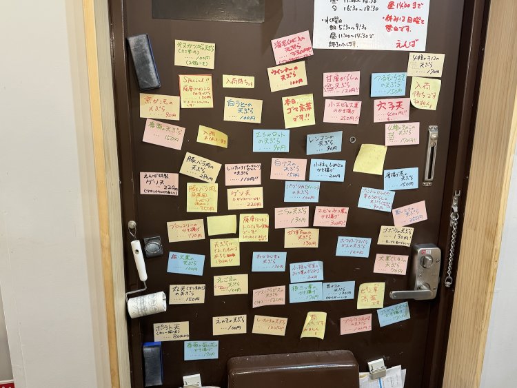 壁にはその日に出していない天ぷらのタグがたくさん。