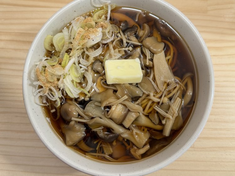 きのこそばバター乗せで680円。