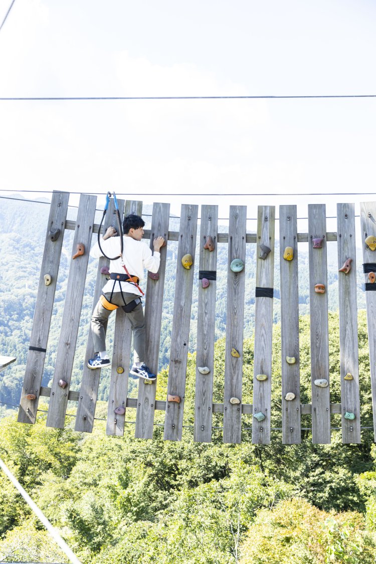 ボルダリングのように進む上級者コースもある。