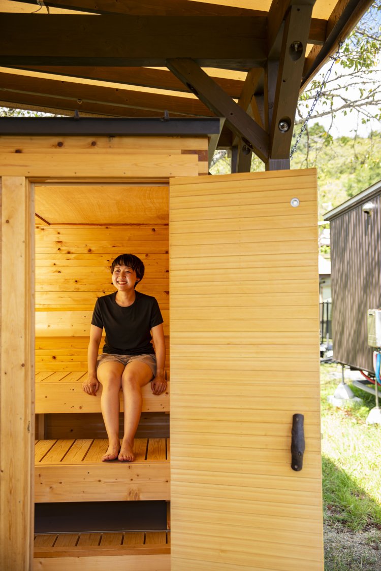 水風呂は、コテージ内のバスルームを利用するスタイル。