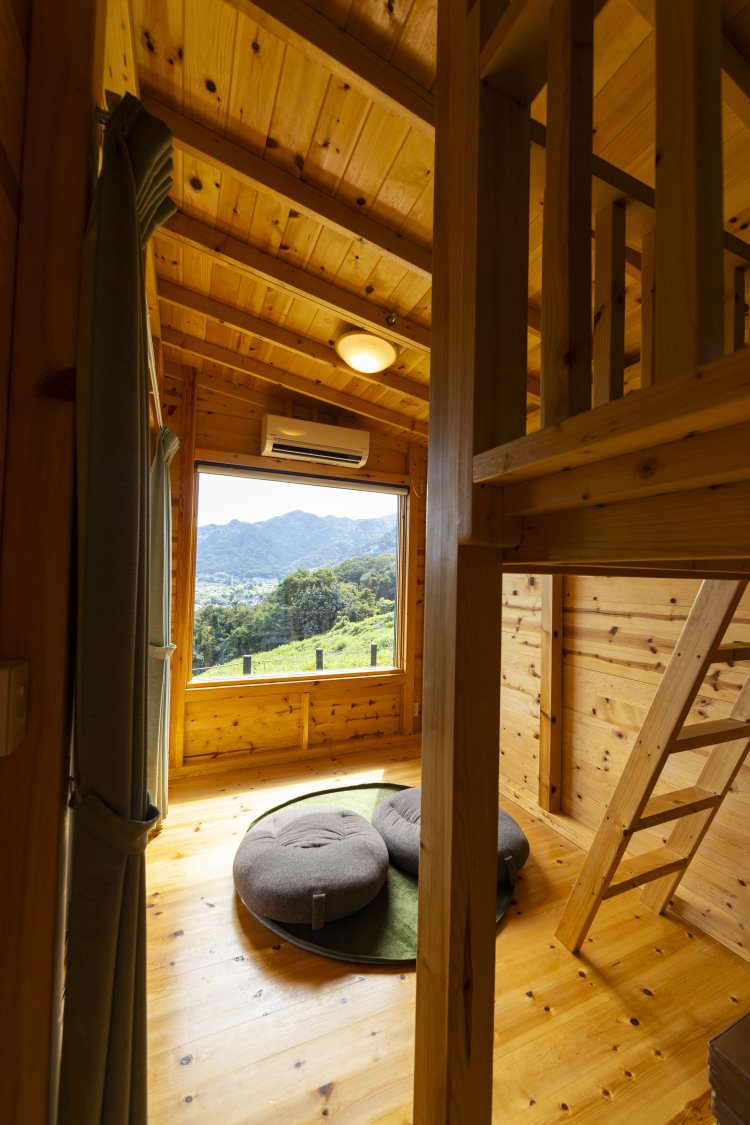 コテージ内の大きな窓からも絶景が見える。