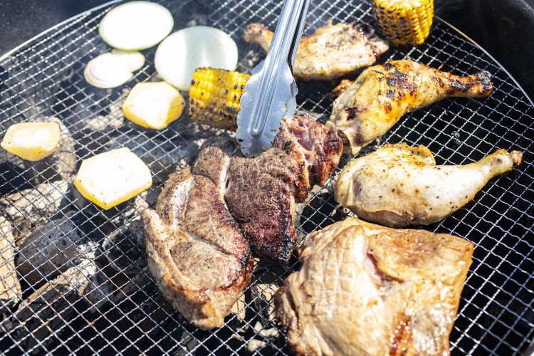 アメリカ製の本格グリルを完備。