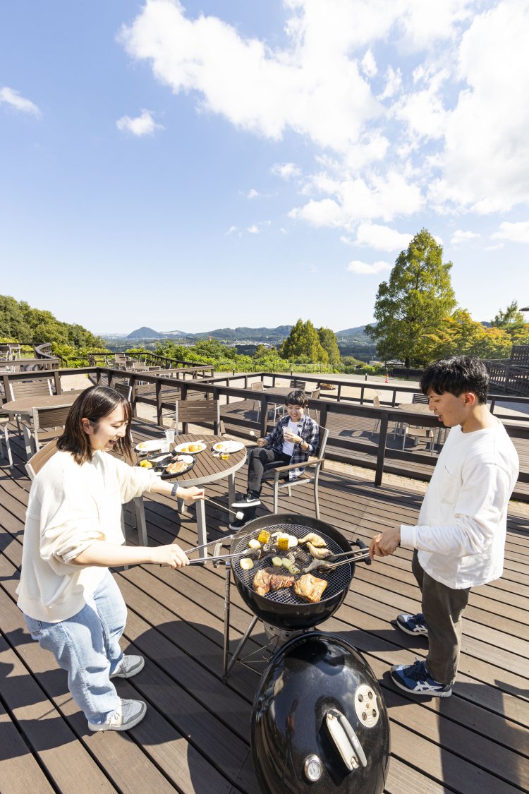 関東最大級の広さを誇る。屋根付きの席もある。
