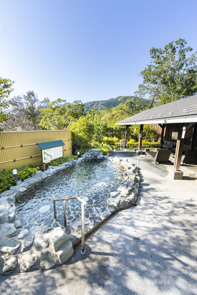 石老山を望む女性用露天風呂。