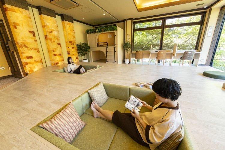 「ゆめうるり」のリラクゼーションエリア。掘り込み式のベンチがなんとも落ち着く。