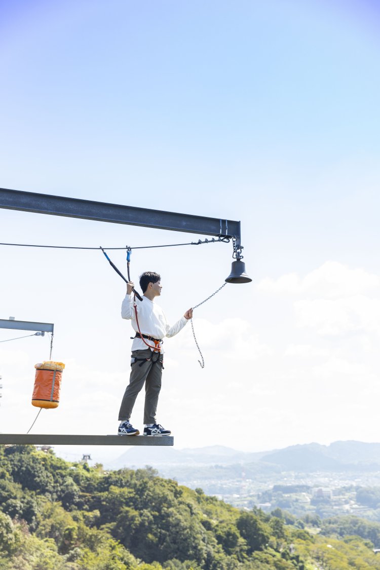 足場がせり出した「勇気の一本橋」。