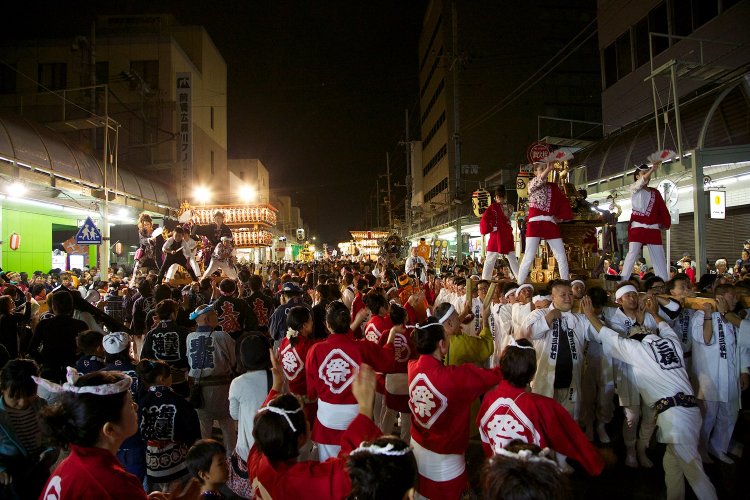 立川町大通りに全ての神輿が集結し、連合渡御が行われる。