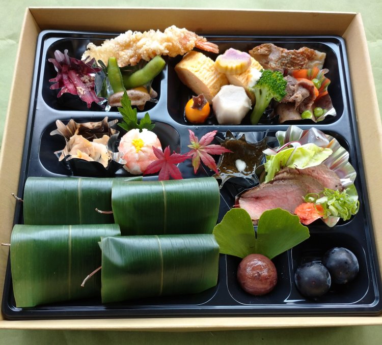 天橋立の『まつなみ』が提供。天橋立のなりたちの神話が由来の笹寿司をはじめ、丹後の名産を盛り込んだお弁当と若狭名物「でっち羊かん」がセットに。3900円。
