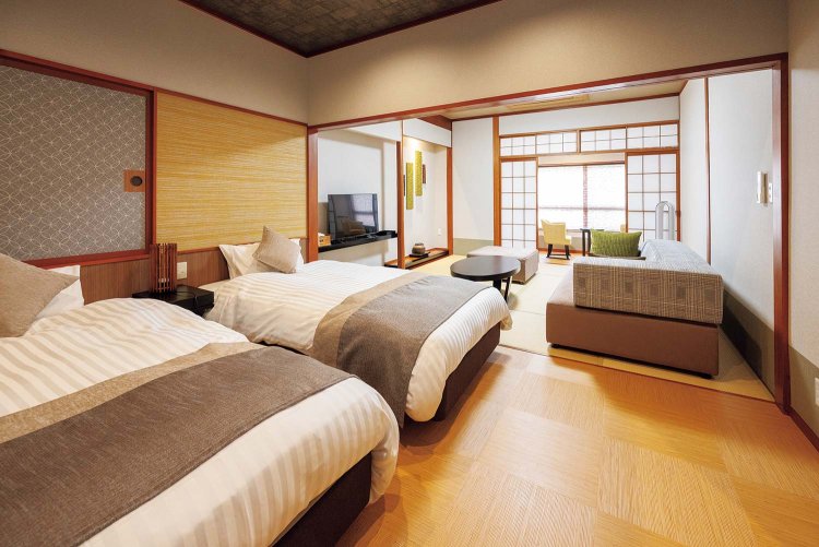 シモンズのベッドを置いた和洋室「しらさぎ」。2023年のリニューアルを機に和モダンな雰囲気に。