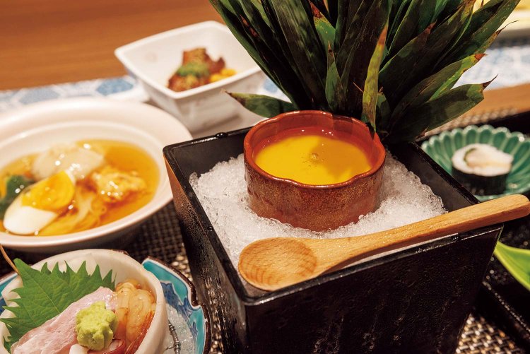 夕食では庄内の名物「ごま豆腐のあんかけ」のほか、庄内浜で獲れたガサエビや黒バイ貝などの魚介が味わえる。