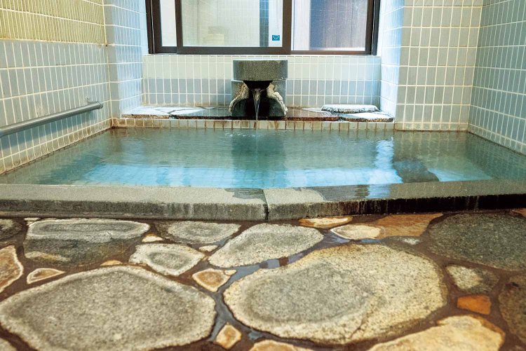 貸切風呂は3カ所。札を裏返せば14時から翌日の10時まで、宿泊客は何度でも無料で入れる。