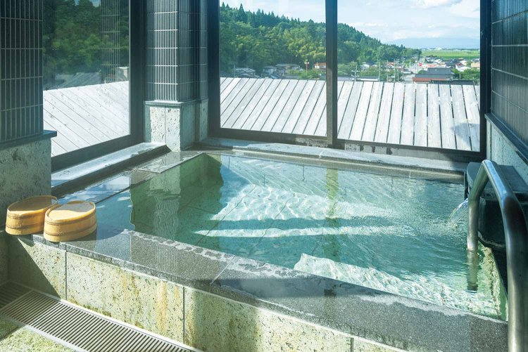 2023年、『ますや旅館』は同じ温泉街の『九兵衛（くへえ）旅館』のグループになり、姉妹館の風呂を湯めぐりする楽しみも増えた。鳥海山や庄内平野を見下ろす、姉妹館『珠玉（たま）や』の展望風呂。