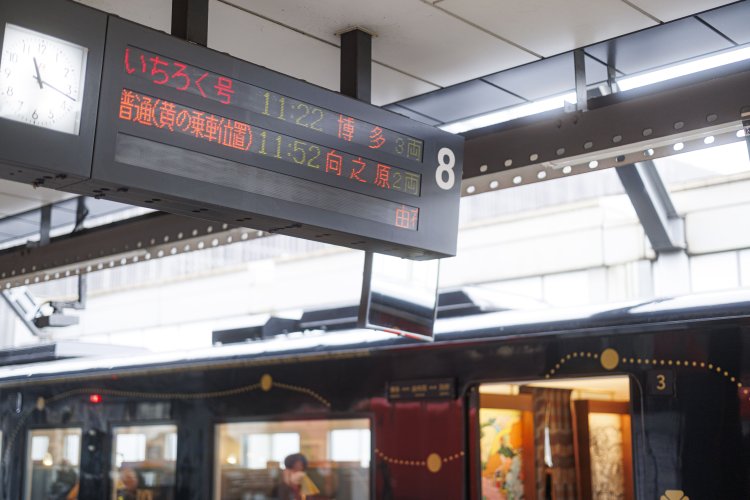 時刻は11時22分、客室乗務員さんのOKサインが出発の印。大分駅からはゆふ高原線に入り、車内サービスも本格的に始まる。