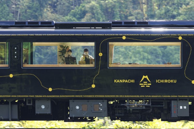 車両には、ゆふ高原線の路線図がモチーフのゴールドラインが。