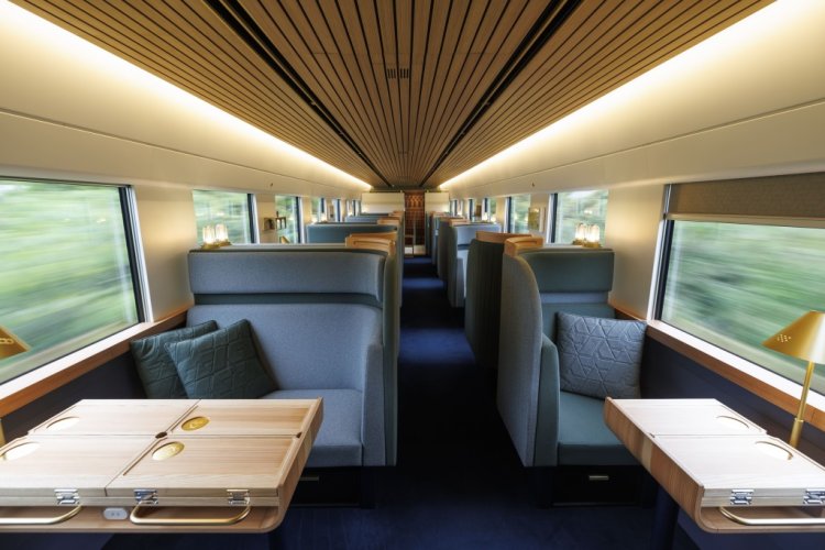 車両ごとに雰囲気が異なるインテリア。木の温かみを感じるデザインだ。