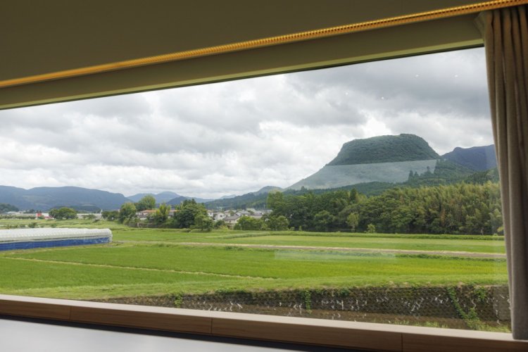 豊後森駅付近で見られる、不思議なシルエットの伐株山。