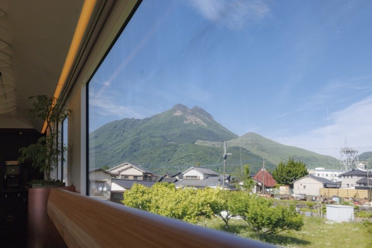 南由布～由布院間では「一六曲がり」を象徴するように、由布岳が右から左から見え、線形を感じることができる。