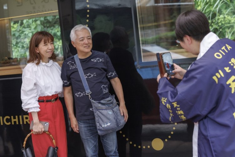 水害で甚大な被害を受けた天ヶ瀬温泉。復興に向け結束力は強くなり、乗客へのおもてなしにも力が入る。駅舎には足湯や手湯もあるが、満喫しすぎて乗り遅れないように！