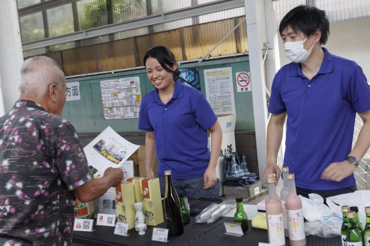 「フルーツ王国うきは」で有名なうきは市。停車中も新鮮なフルーツが提供される。観光列車との連携も盛んで、「ななつ星in九州」にも採れたて果実の提供を続けている。