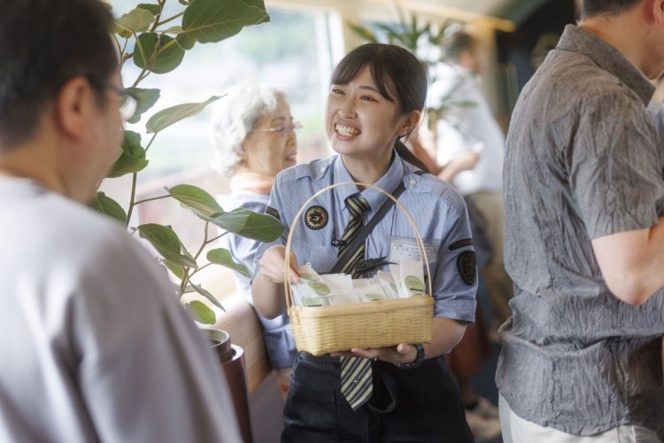 ２号車「ラウンジ杉」でこの旅を振り返りつつ、列車のコンセプトなどを紹介する「五感イベント」。お土産にオリジナル金平糖が配られる。