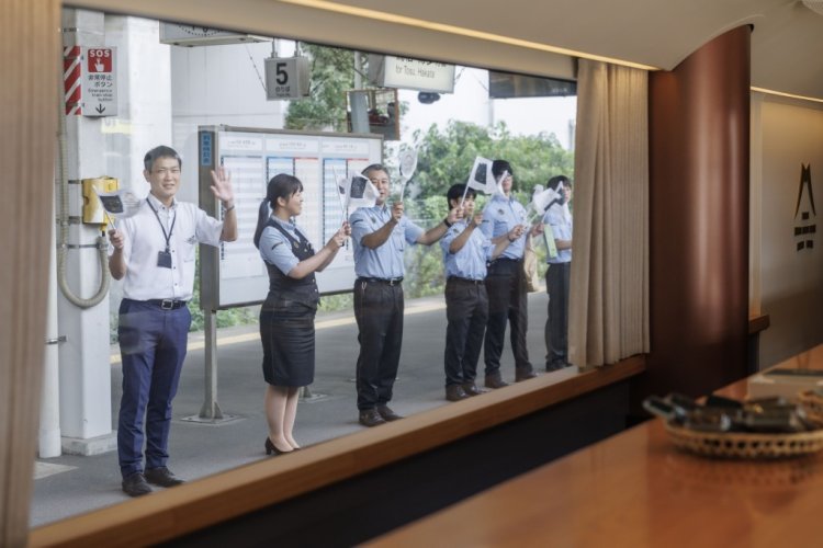 ゆふ高原線の終わり・久留米駅での駅職員によるお出迎えにほっこり。