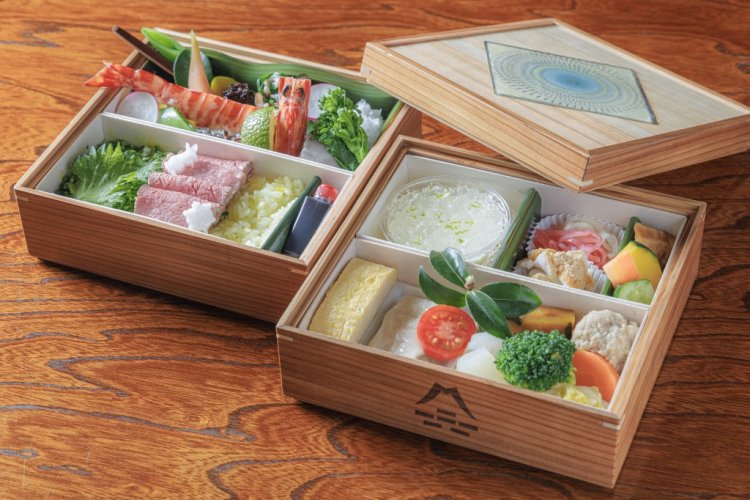 列車と人と食材を結ぶ豊後結び箱（和食）。