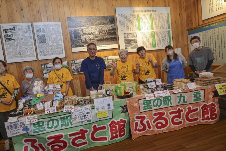 恵良駅でのおもてなしの様子。お酒や特産品がずらり。