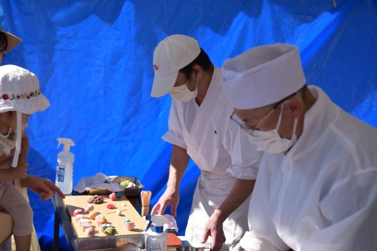 実演販売コーナーでは美しい和菓子が目の前で作り上げられる。