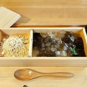 賞味期限20分！ 鎌倉・小町通り『こまち茶屋』で本わらび粉100%のわらび餅を堪能〜黒猫スイーツ散歩 鎌倉編②〜