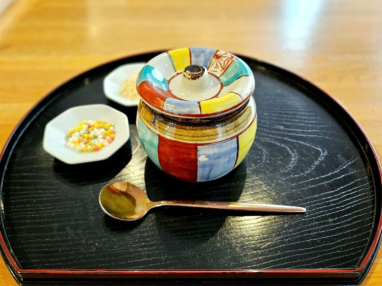 鎌倉壺わらび餅1380円。