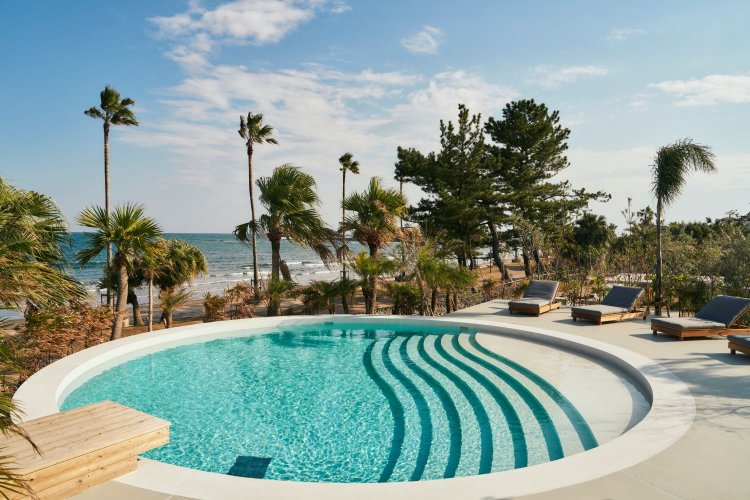 プールの目の前は日南海岸。波の音が聴こえる。