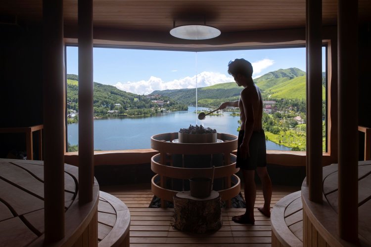 白樺湖と車山を一望する「展望サウナ- Ku（クウ） -」。ロウリュはセルフで。