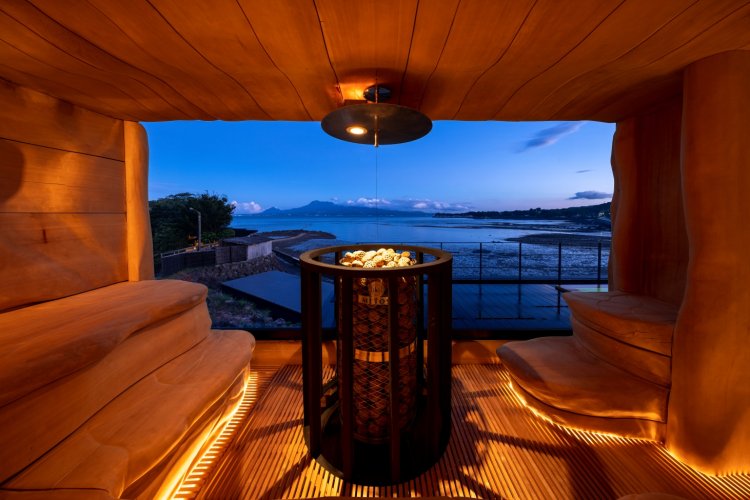 グラヴィティサウナは樹齢350～400年の無垢材を加工した、体になじむフォルム。