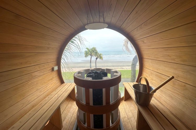 バレルサウナの丸窓からは太平洋がくっきりと見え、地元サーファーが波に乗る姿も（写真＝yOU〈河﨑夕子〉）。