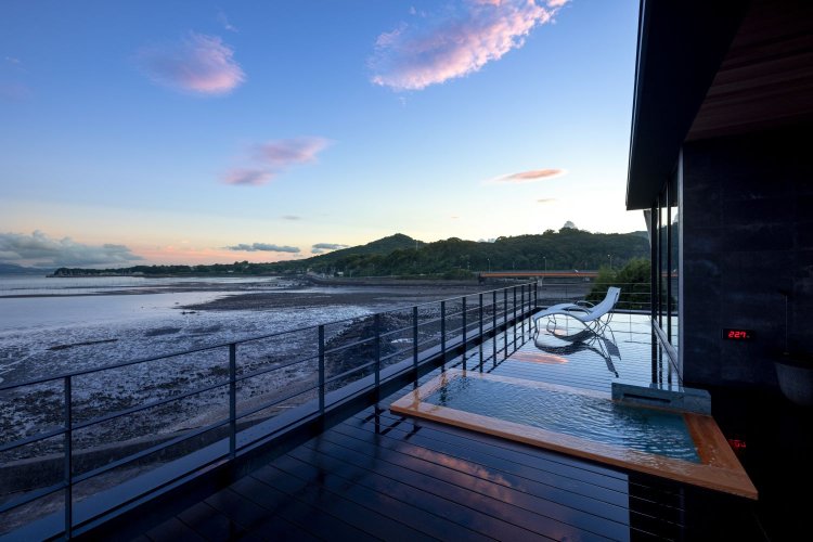 水風呂は深さ130～150㎝。多良岳山系の天然水に癒やされる。