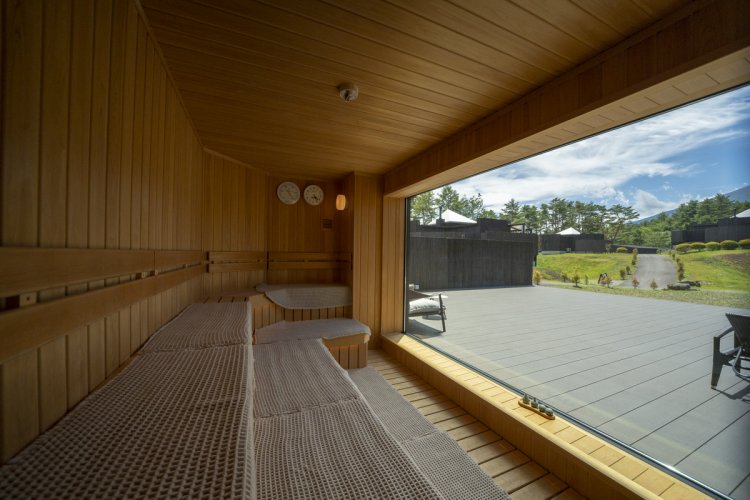 2階の内湯から富士山の溶岩をイメージした階段を下りると、1階のフィンランド式サウナへ。外のウッドデッキには外気浴スペースも（写真＝yOU〈河﨑夕子〉）。