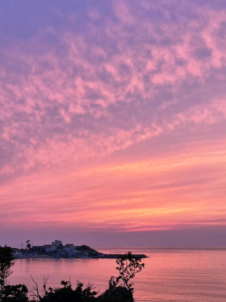 「日本百景」に選ばれ、夕日の名所でもある鏡ヶ浦。晴天時は富士山も見える。