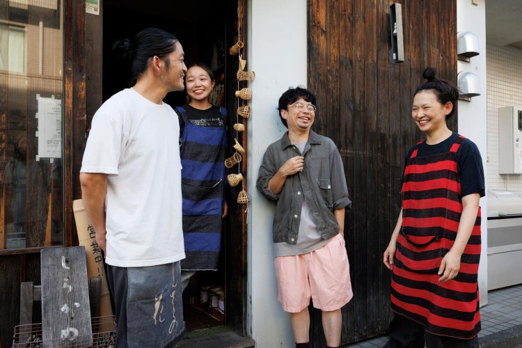 行きつけの一つ『お蕎麦のしらかめ』前で店員さんたちと会話が弾む。