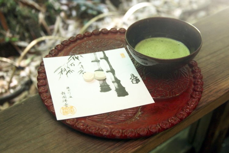 竹林の一角にある休耕庵では抹茶と落雁のセット600円を提供する。
