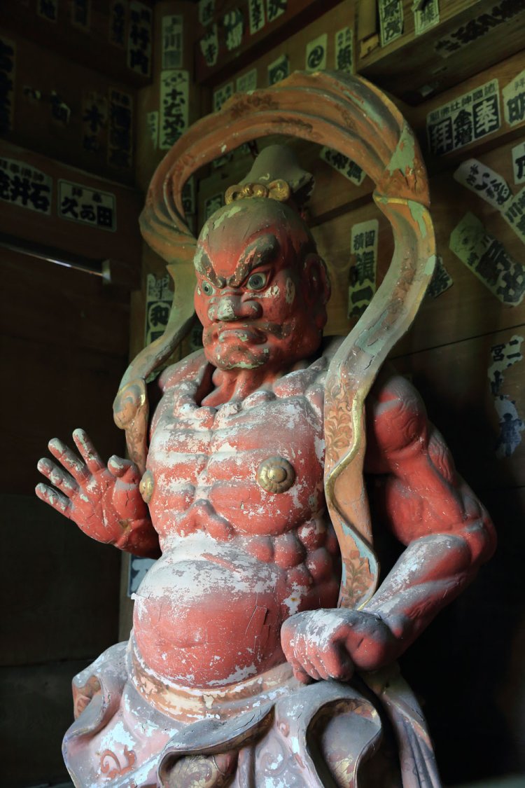 茅葺き屋根の山門では運慶作の仁王像が睨(にら)みをきかせる。