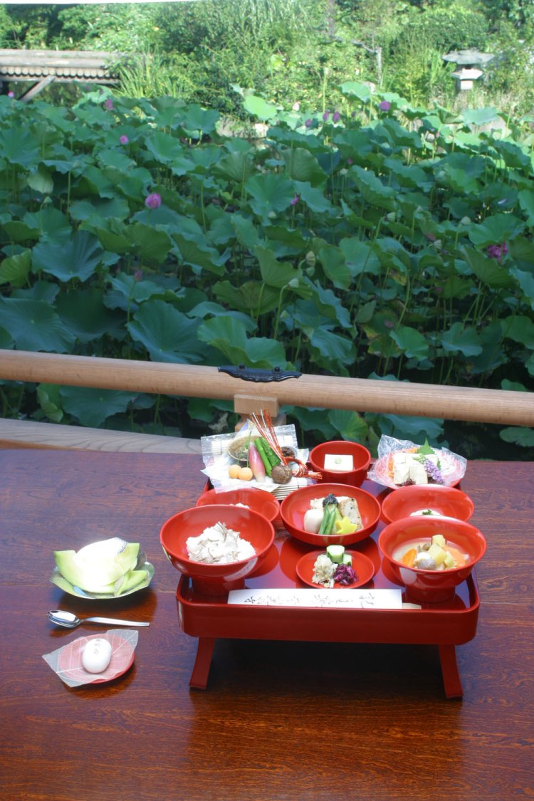 小堀遠州作の記主庭園を眺めながら精進料理がいただける。