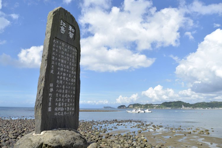干潮時には無数の玉石が敷き詰められた島が浮かび上がる。