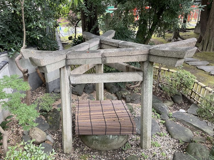 日本に数えるほどしかない三本足の鳥居。