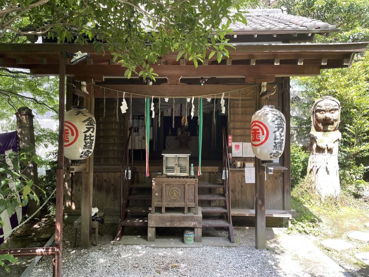 奥にある天狗の顔に目が向く。