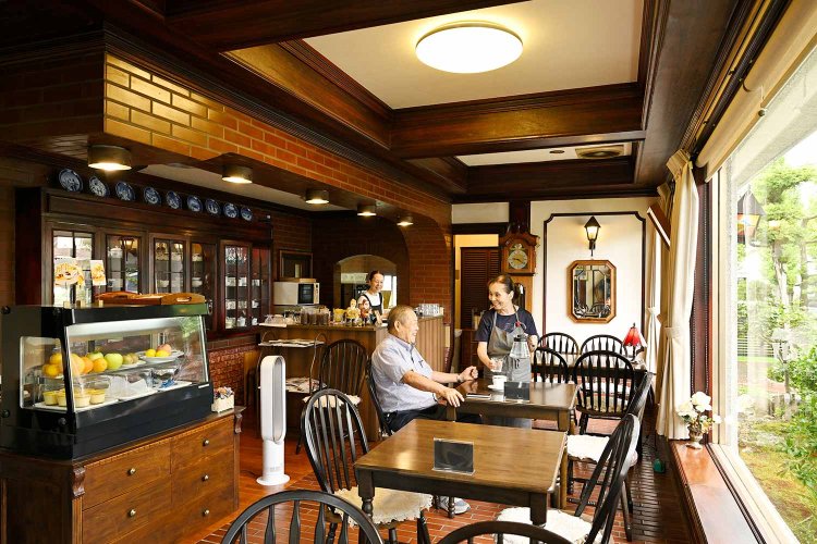 レンガとヒノキをぜいたくに用いた空間。一枚窓も印象的だ。