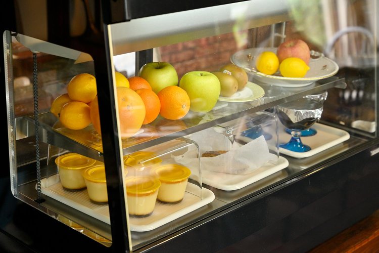 スイーツの飾りや手搾りフレッシュジュースに用いるフルーツ、プリン、コーヒーゼリーが出番を待つ。