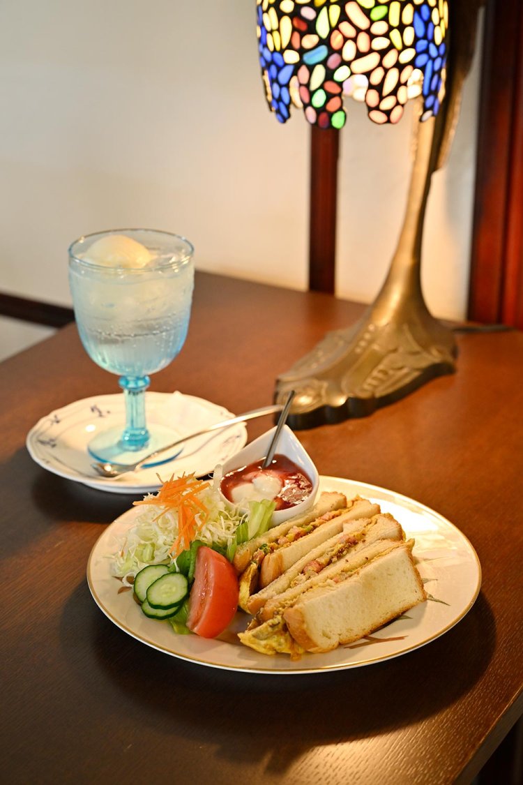 タマゴのホットサンド（ミニサラダ・ヨーグルト付き）990円、クリームソーダ550円は透明ソーダでスッキリした大人味。