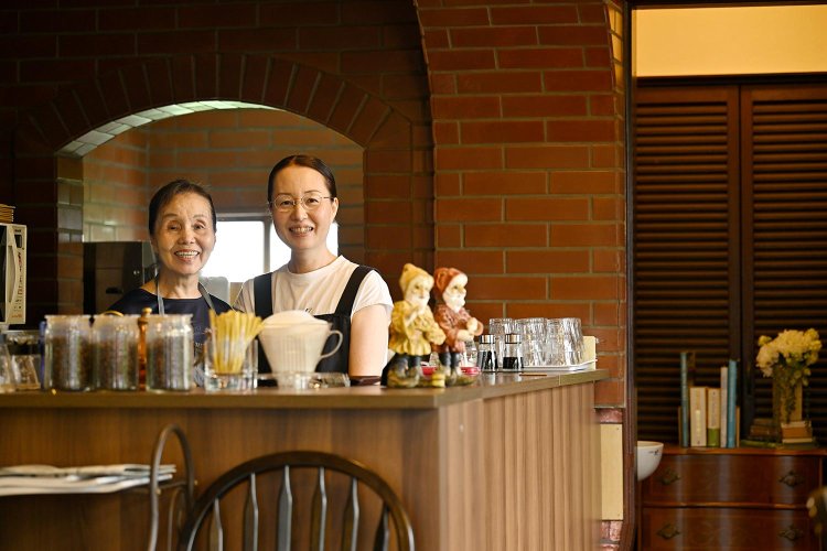 現在は新井さんと娘の山田さんの2人で営む。のどかなおしゃべりも楽しみだ。