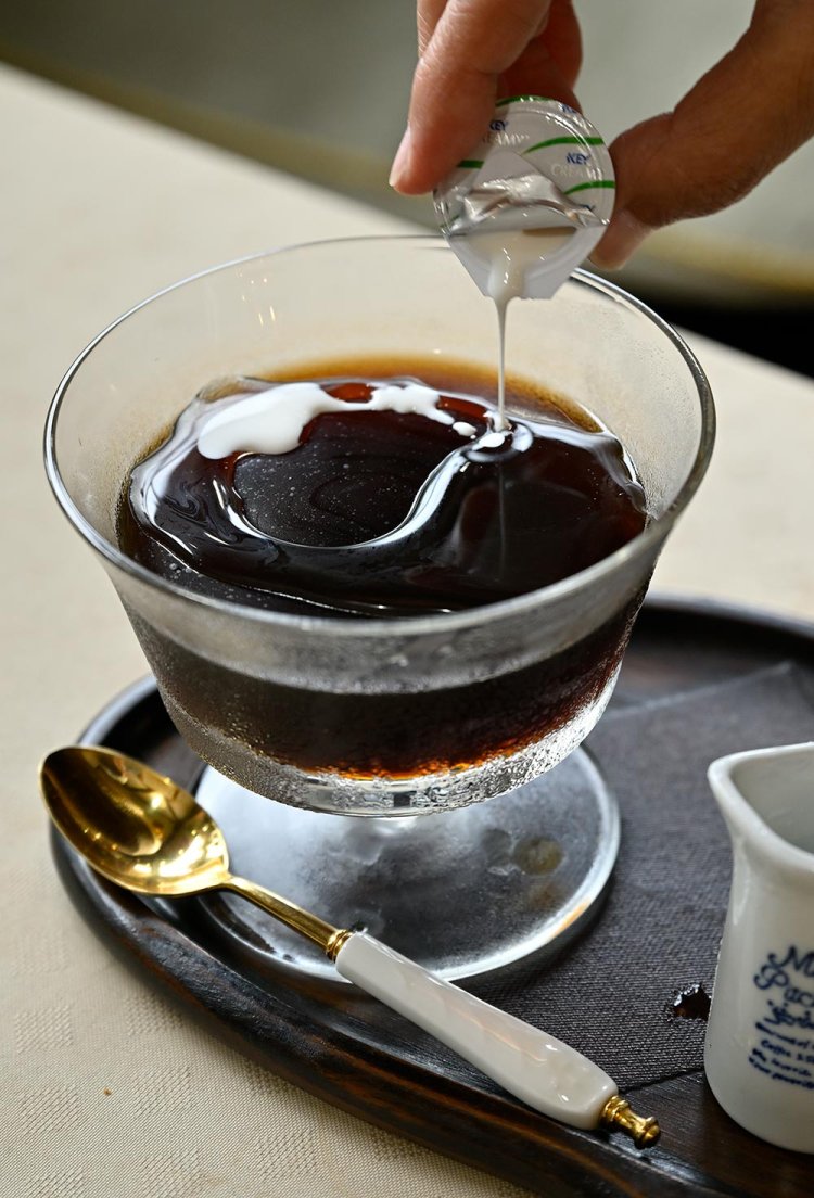 手作りコーヒーゼリー400円は自家製ガムシロップ付き。売り切れ御免のプリンも人気だ。